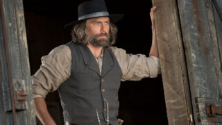 Cullen prepares to work - Hell on Wheels Season 5 Episode 10